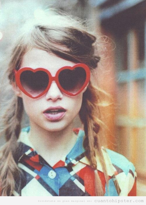 Chica indie con gafas de sol en forma de corazón