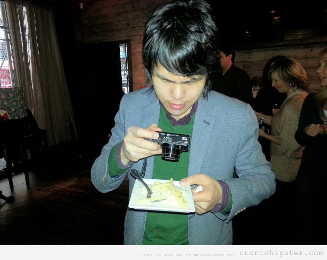 Foto de un chico hipster haciiéndole foto a su comida