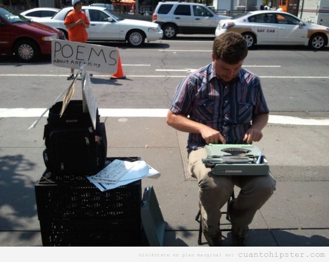 Hipster escribiendo poemas con máquina escribr en la calle