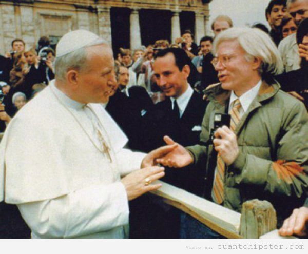 Imagen de Andy Warhol saludando a Juan Pablo II