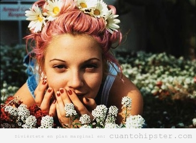 Foto de Drew Barrimore de joven con flores cabeza y pelo rosa