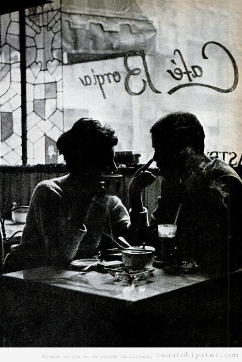imagen vintage y bonita de una pareja de enamorados en el café le orpia