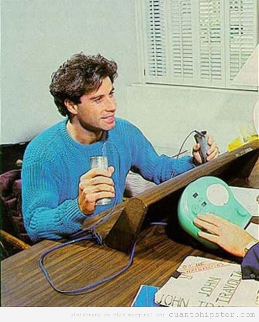 Foto curiosa de John Travolta de joven con jersey lana
