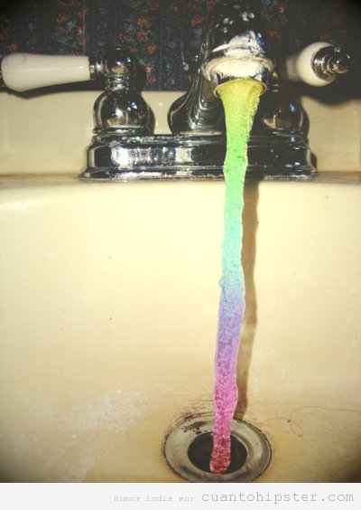 Foto bonita, agua arcoiris saliendo del grifo del lavabi