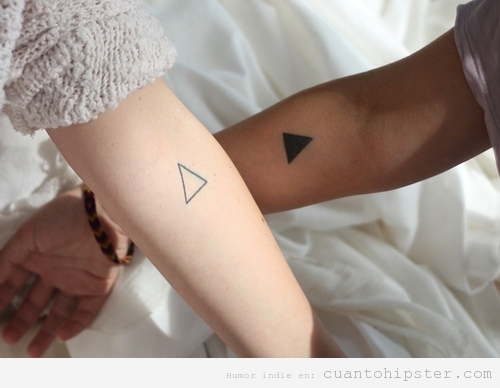 Tatuaje de amor, pareja hipster con tatuaje de triángulo en antebrazo