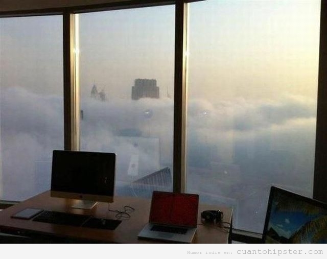 Imagen bonita de una oficina de rascacielos por encima de las nubes