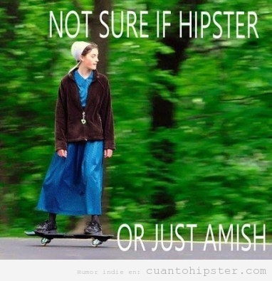 Foto graciosa de una chica en monopatín, hipster o amish