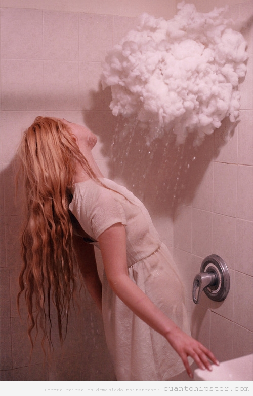 Foto bonita de una chica que se da una ducha con una nube de lluvia