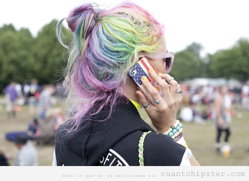 Chica loook hipster y pelo de muchos colores