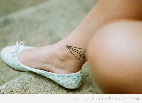 Tatuaje indie, avión de papel en el tobillo