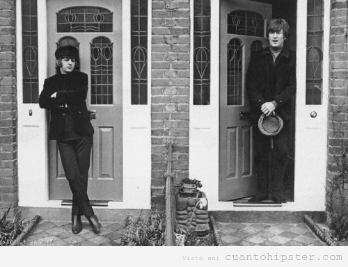 Imagen de Ringo y Lennon de jóvenes en la puerta de una casa