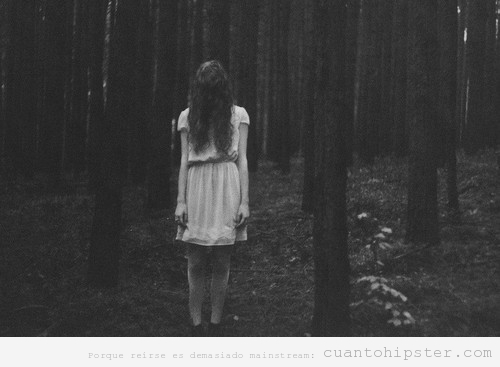 Fotografía de una chica indie en el bosque o The Ring