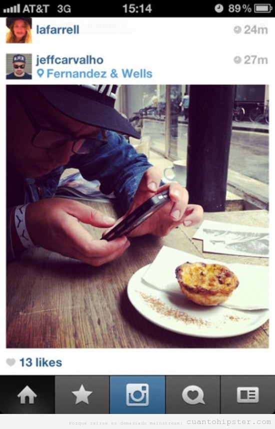 Foto ridicula de un hipster instagrameando la comida