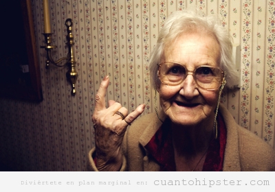 Foto graciosa de una abuela badasss