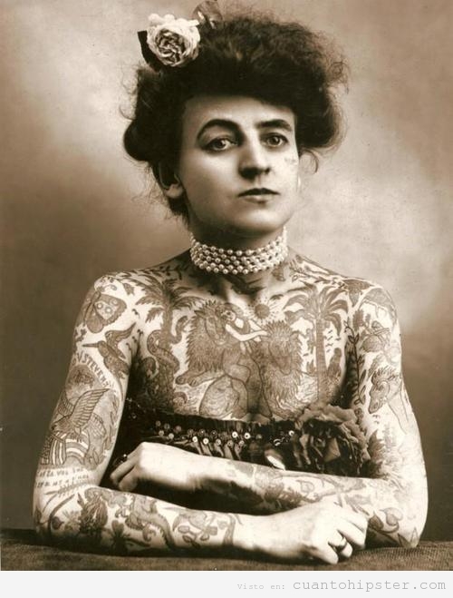 Imagen antigua y vintage de una mujer con tatuaje en cuerpo