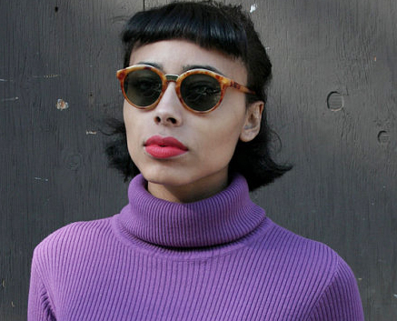 Chica moda hipster, jersey cuello cisne lila