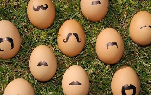 Huevos con moustaches hipsters pintados