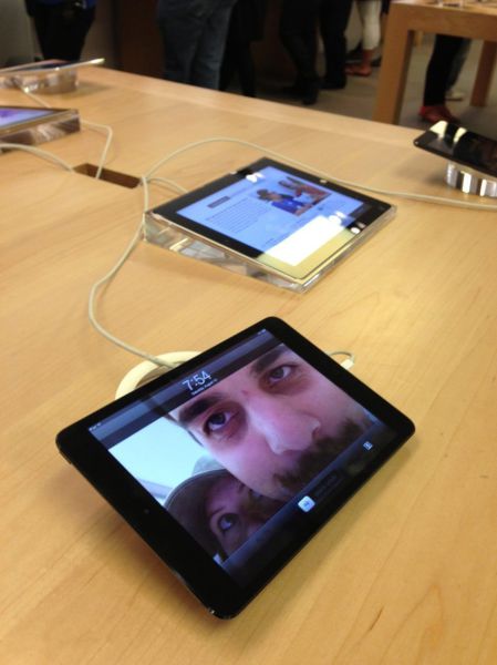 Foto de un hipster con bigote en un iPad de la Apple Store