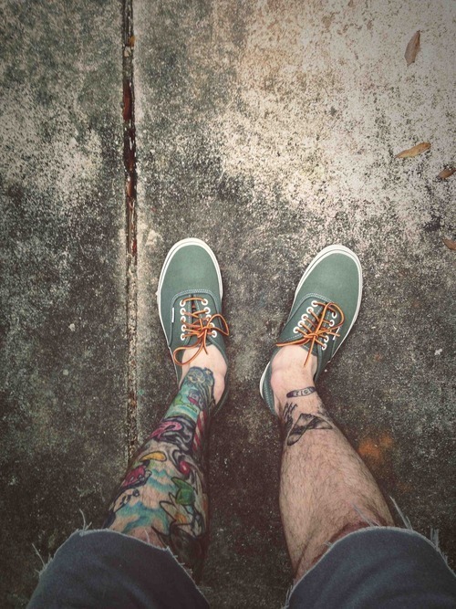 Imagen de un hipster con las piernas llenas de tatuajes