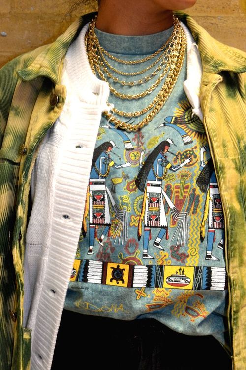 Moda hipster con camiseta egipcia