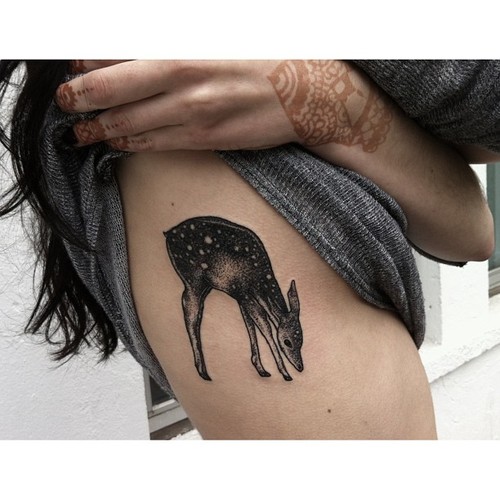 Chica indie con tatuaje de Bambi en el brazo