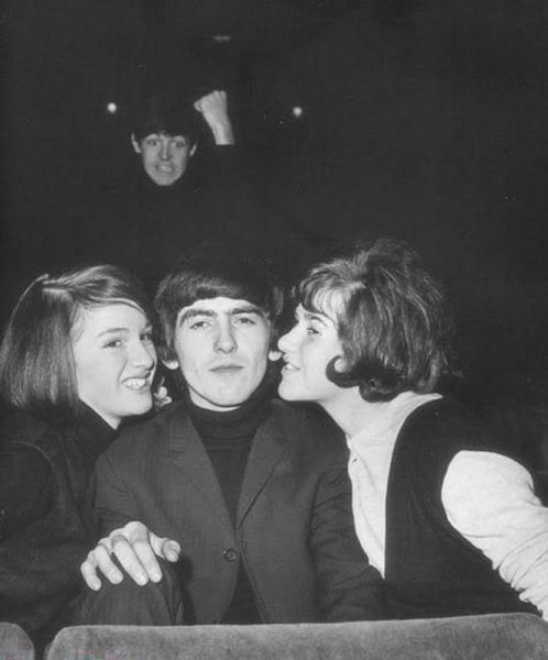 Foto graciosa The Beatles de jóvenes, chicas besando a George Harrison