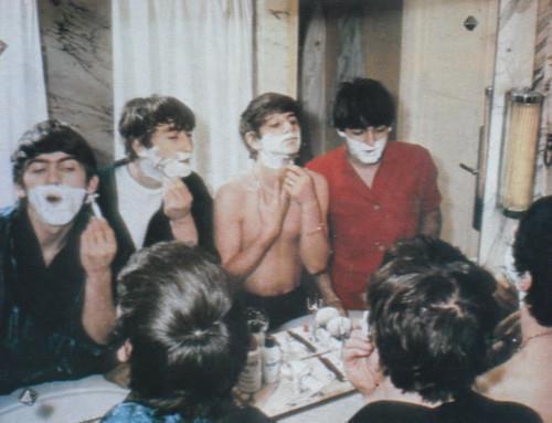 Foto curiosa de The Beatles jóvenes afeitándose