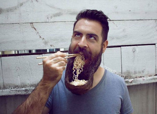 Foto de un hipster con barba larga que le sirve de cuento para fideos