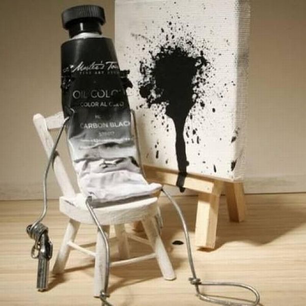 Imagen bonita de un tubo de pintura negro que se pega un tiro sobre un lienzo