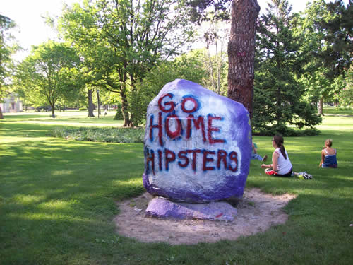 Pintada en un campus universitario, hipsters go home