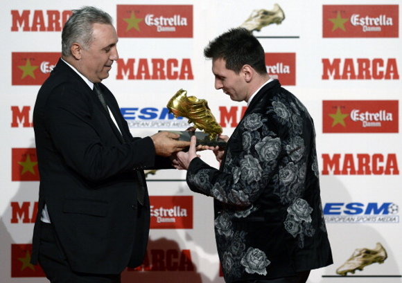 Messi recoge la bota de oro con una chaqueta de flores hipster vintage