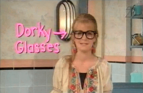 Gif animado gracioso Bruja Sabrina con gafas de pasta nerd o geeky