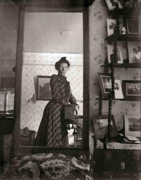 Imagen mujer autodoto en el espejo a principios del siglo XX