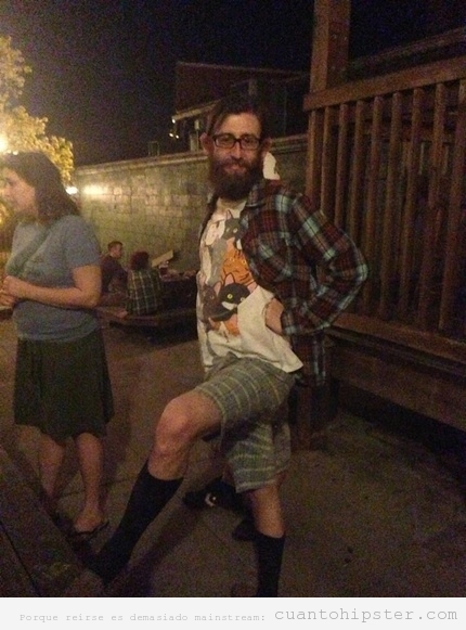 Chico hipster con bermudas y calcetines