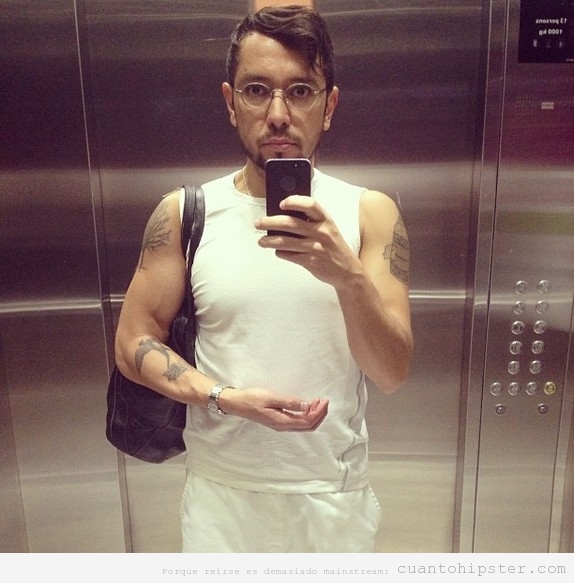 Autofoto de un chico hipster en el espejo del ascensor