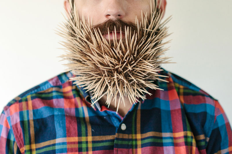 Foto chico barba larga dispensadora de palillos de dientes