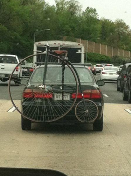 Bicicleta de rueda grande atada en un coche