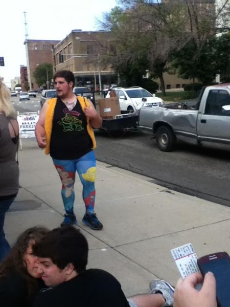 Hipster con un look ridículo y con leggins de La sirenita