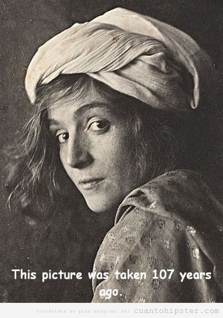 Foto antigua de una chica a principios siglo XX con apariencia moderna
