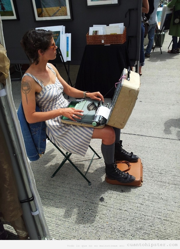 Foto chica hipster con máquina de escribir en un mercadillo