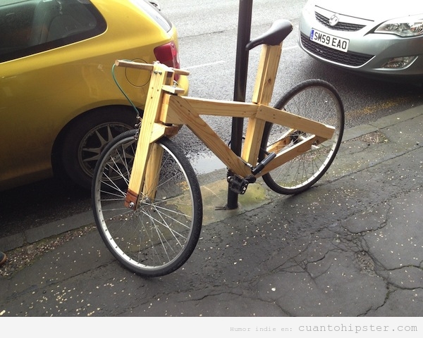 Bicicleta hipster con el cuadro de madera