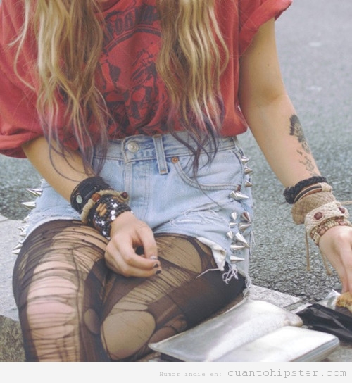 Foto de una chica con look grunge y las medias rotas