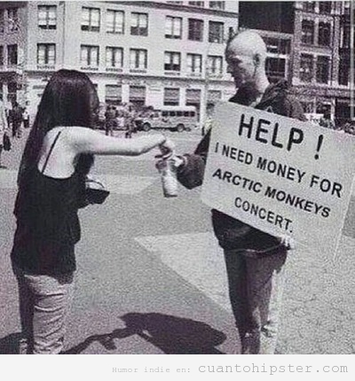 Foto de un hipster pidiendo dinero en la calle para ir a un concierto