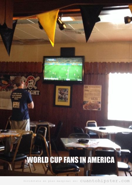 Aficionado Mundial Fútbol en Estados Unidos solo en el bar