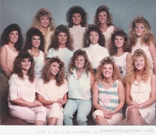 Grupo de chicas y mujeres con look años 80
