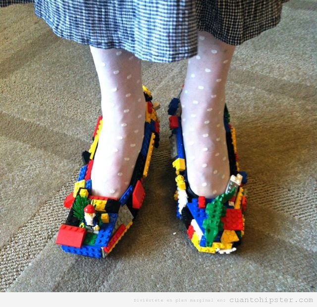 Zapatos hechos con piezas Lego y un gnomo