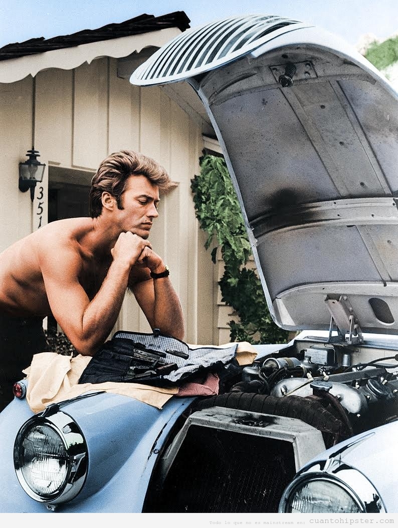 Clint Eastwood trabajando en su  coche, un 1958 Jag XK 120 en 1960