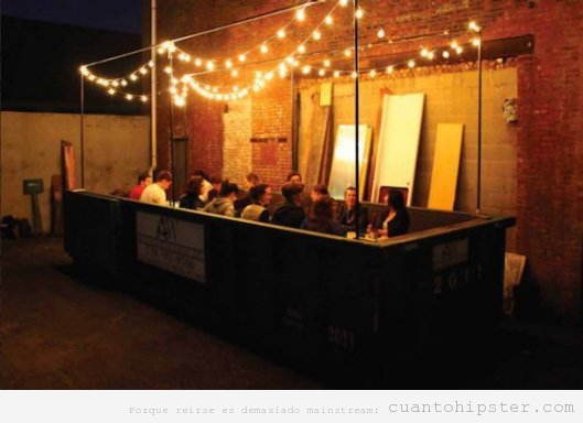 Hipsters y modernos cenando en un contenedor de basura, WTF