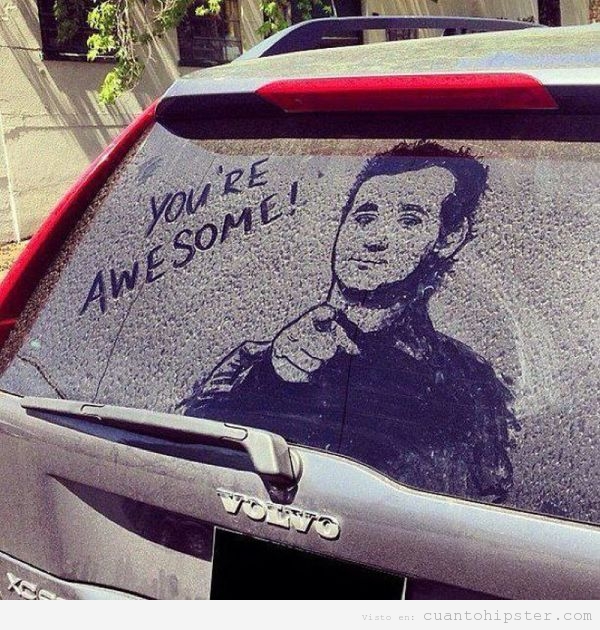 Bill Murray dibujado en el cristal sucio del coche