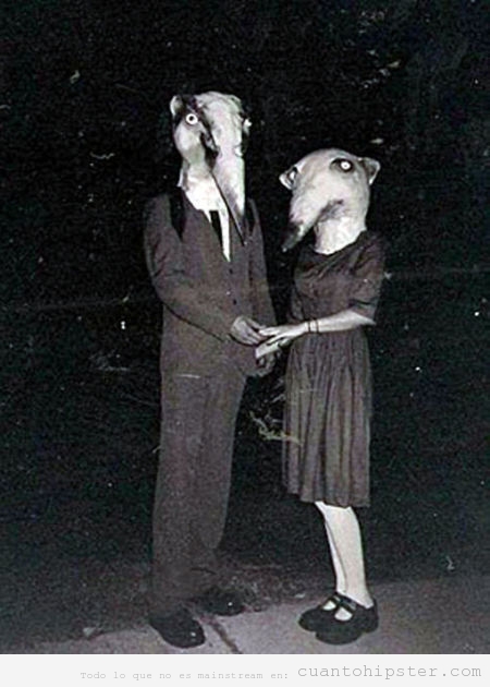 Foto antigua disfraz Halloween con cabeza de animal